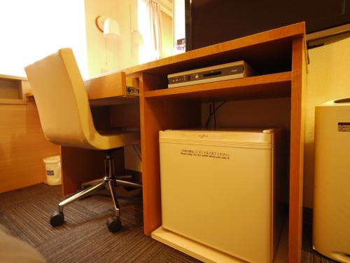 岛田岛田吉田国际鲁特因酒店的办公室,带桌椅和电脑