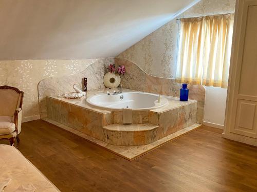阿尔巴塞特普林西比酒店的一间带浴缸的浴室