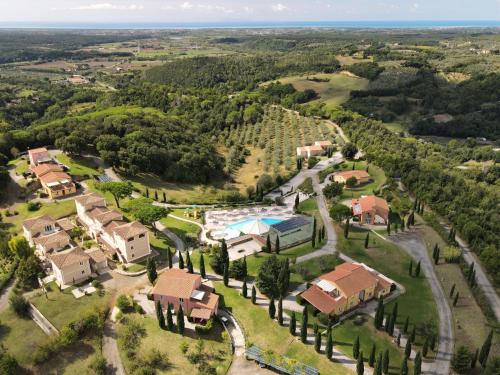 里帕尔贝拉Apartment Il Felciaione by Interhome的享有带游泳池和树木的房屋的空中景致