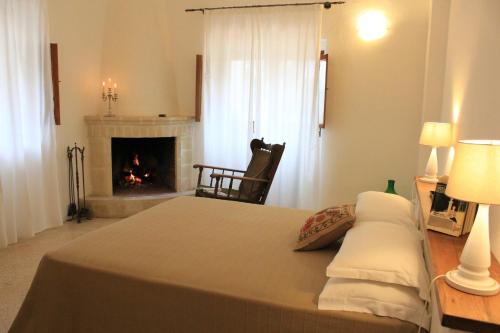 圣维托诺曼Masseria Zambardo的一间卧室设有一张床和一个壁炉