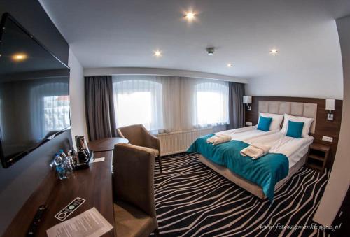 莱什诺No1 bed&breakfast lounge的酒店客房设有一张大床和一张书桌。