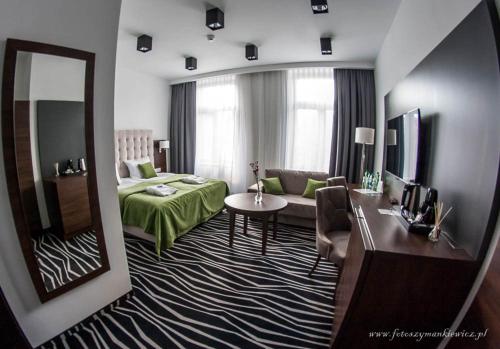 莱什诺No1 bed&breakfast lounge的酒店客房,配有床和镜子