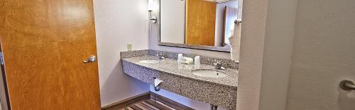 马纳霍金Holiday Inn Manahawkin/Long Beach Island, an IHG Hotel的浴室设有2个水槽和镜子