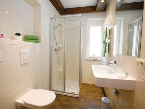 圣卡尼兹Strandpension Seejuwel的带淋浴、卫生间和盥洗盆的浴室