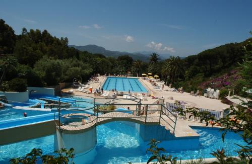 费拉约港罗瑟尔巴了帕尔梅野营村庄酒店的享有度假村游泳池的景致