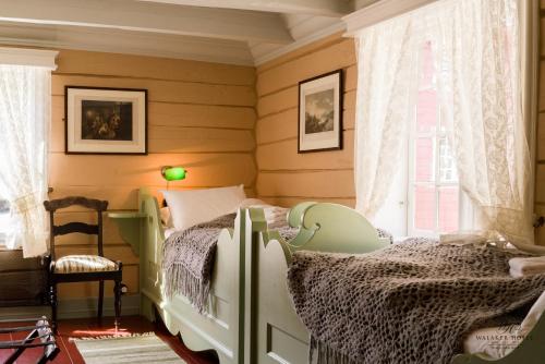 苏尔沃伦瓦拉克酒店的卧室配有床、椅子和窗户。