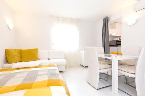 斯科比西奇One bedroom house at Skrpcici 500 m away from the beach with enclosed garden and wifi的白色的客厅配有沙发和桌子