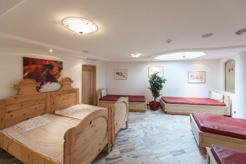 弗林肯贝格多尔诺霍夫酒店的一间房间,有三张床