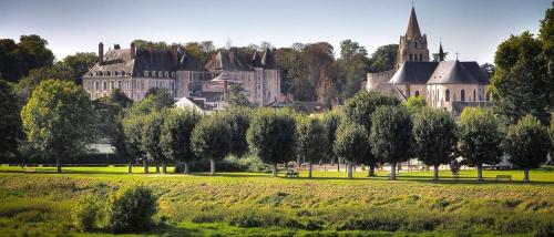 Saint-AyStudio avec wifi a Saint Ay的一座位于绿色田野顶部的大型城堡