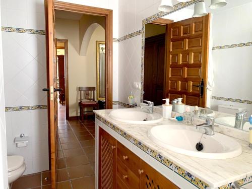 Aldehuela de la Bóveda3 bedrooms house with enclosed garden and wifi at Aldehuela de la Boveda的浴室设有2个水槽和镜子