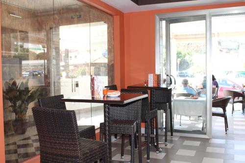 卡拉德米哈斯卡门酒店的餐厅拥有橙色的墙壁和桌椅