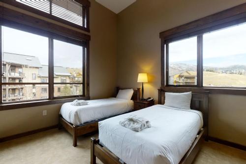 斯廷博特斯普林斯Trailhead Lodge 4100的带大窗户的客房内的两张床