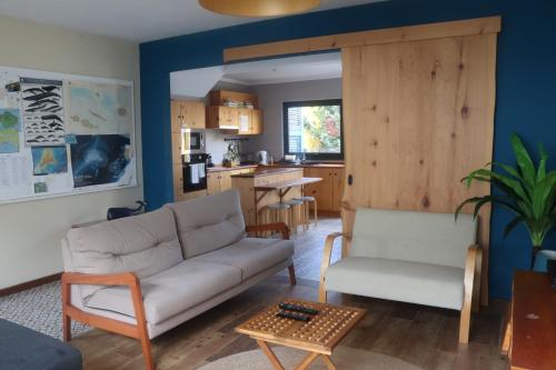 奥尔塔Porto Pim Guest House的客厅配有沙发和桌子