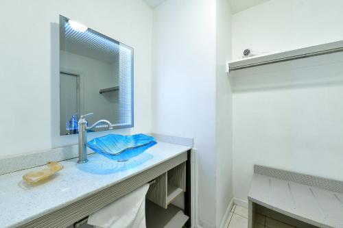 弗里波特自由港滨海酒店 的一间带水槽和镜子的浴室
