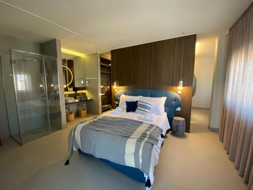诺维萨德Korpa Deli Rooms SPA的一间卧室设有一张大床和淋浴