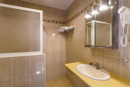 桑帕克Apartamentos Posidonia的一间带水槽和镜子的浴室