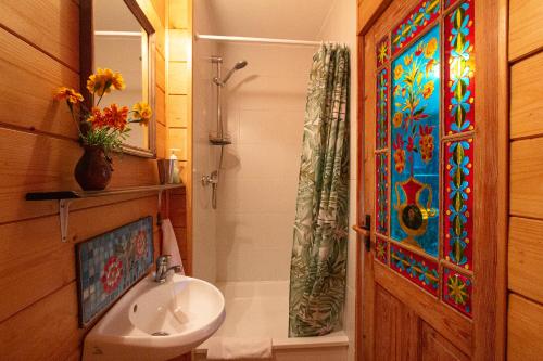 利耶帕亚艾泽拉玛雅酒店的一间带水槽和彩色玻璃窗的浴室