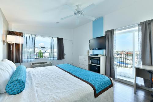 弗里波特自由港滨海酒店 的一间卧室设有一张床和一个大窗户