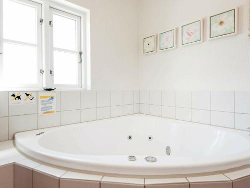 布拉万德6 person holiday home in Bl vand的带窗户的浴室内的白色浴缸