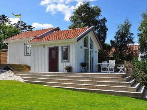 斯泰农松德4 person holiday home in STENUNGSUND的一座白色的小房子,设有通往房子的楼梯