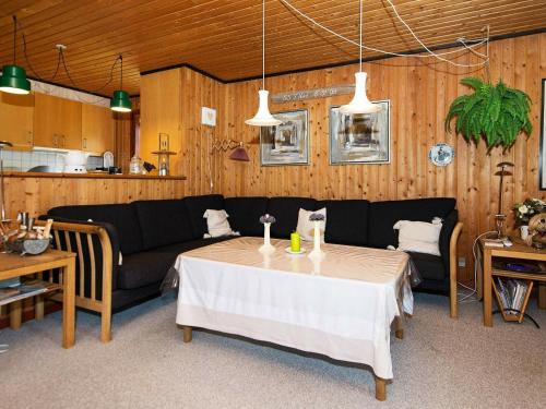 博利尔马克6 person holiday home in R m的客厅配有桌子和沙发