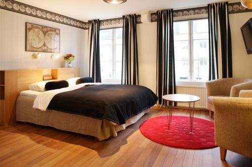 乌德瓦拉Hotell Uddewalla的一间卧室配有一张床和红色地毯
