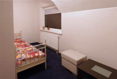 马里扬泊列Luka的一间小卧室,配有床和窗户