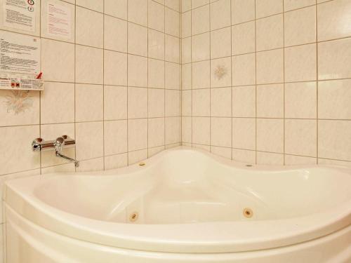 海默特6 person holiday home in Hemmet的瓷砖浴室设有白色浴缸。