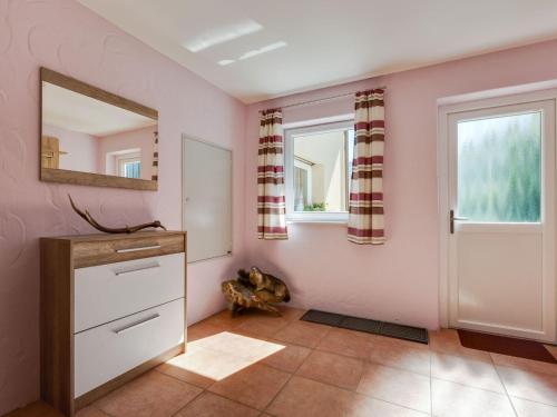 皮森多夫安格尔贝格公寓的浴室设有粉红色的墙壁和镜子