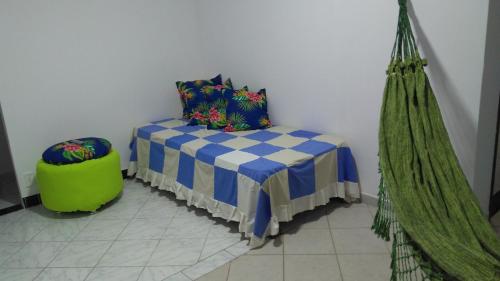 Atalaia VelhaCasa na praia de Aruana的带一张床和吊床的房间