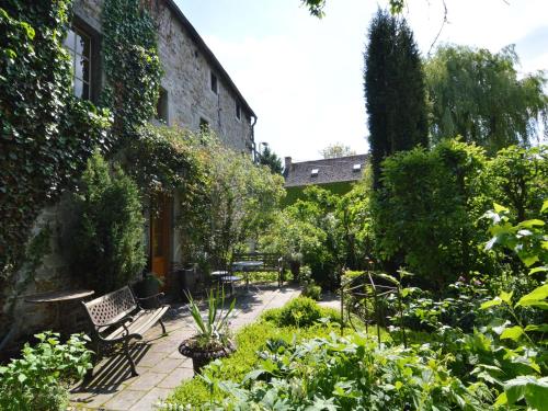 哈穆瓦尔Enchanting Cottage with Terrace Garden的一座花园,旁边是一座带椅子和植物的花园