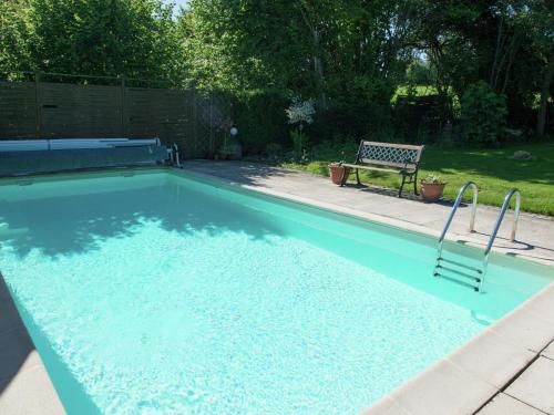 DesniéRuim vakantiehuis in Theux met een zwembad的庭院内带长凳的游泳池
