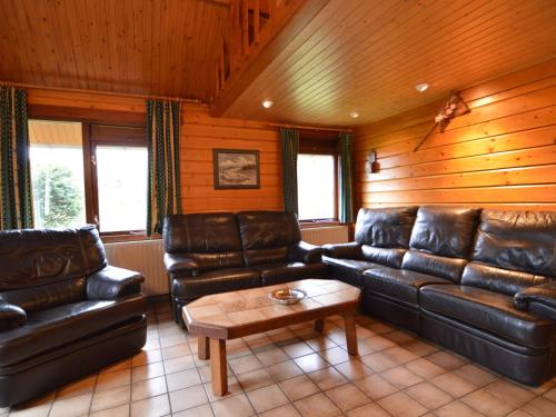 A wooden chalet located in a quiet and green environment for 5 people的休息区
