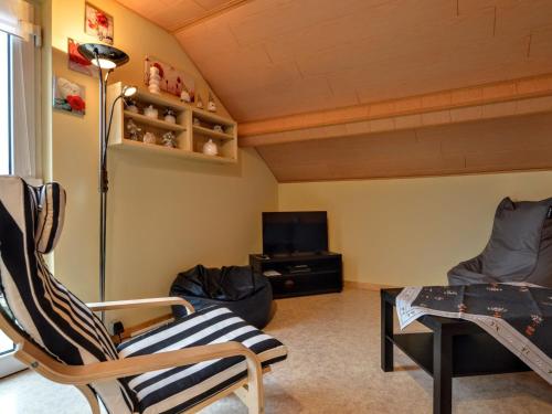 马尔梅迪Spacious Apartment in Malmedy with Garden的客厅配有沙发、椅子和电视
