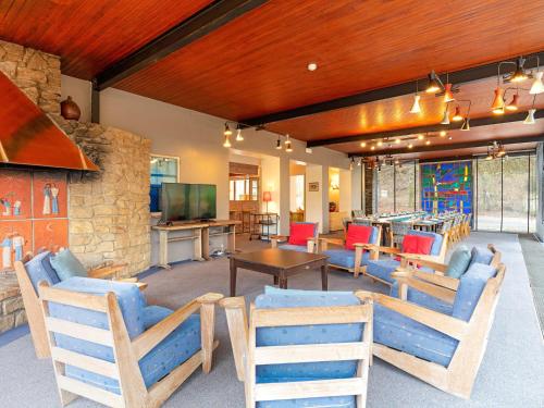 福维莱尔斯Lavish Holiday Home in Fauvillers with Garden的客厅配有蓝色椅子和电视