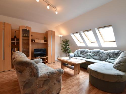 克吕茨Attractive Apartment in Klutz near the Sea的客厅配有沙发和两把椅子