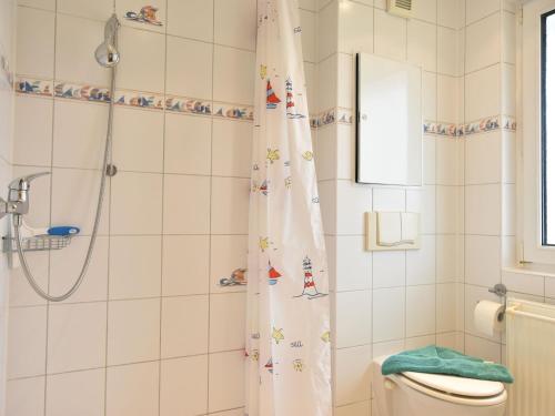 奥斯特巴德里克Delightful Bungalow in Rerik near Baltic Sea Coast的浴室配有带卫生间的淋浴帘