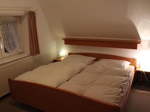 沃伦伯格Cozy Apartment in Klutz Germany with Garden的一张床上的白色枕头