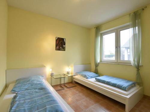 齐罗Beautiful Holiday Home in Zierow near Sea的一间卧室设有两张床和窗户。