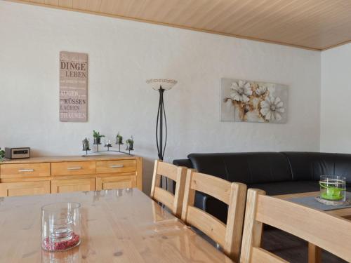 温特贝格Holiday home in Winterberg with sauna的客厅配有黑色沙发和桌子