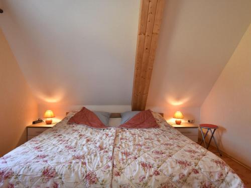 MaltzienCosy Apartment in Garz with Garden的一间卧室配有一张床,两台桌子上放着两盏灯