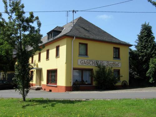 AmmeldingenLarge group house beautifully located in Eifel的黄色的建筑,旁边标有标志