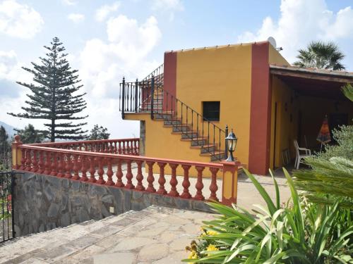 拉奥罗塔瓦奥洛塔法度假屋的前面有楼梯的房子