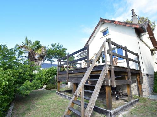 FermanvilleScenic Holiday Home in Fermanville near Sea的一座房子,楼梯通往