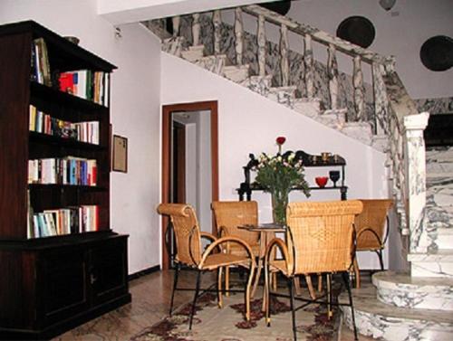 马瑞纳迪卡拉拉阿切罗别墅住宿加早餐旅馆的一间带桌椅和楼梯的用餐室