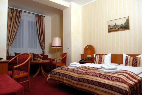 齐陶施瓦泽酒馆式酒店的酒店客房配有一张床铺和一张桌子。