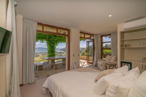 Cooks BeachMercury Ridge的一间卧室设有一张大床和一个大窗户