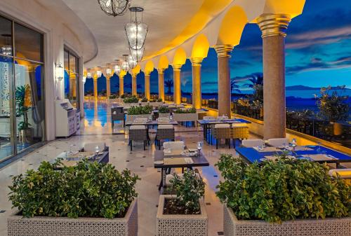 托尔巴Be Premium Bodrum的一间带桌椅的海景餐厅