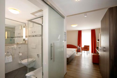 弗赖因斯海姆Landhotel Altes Wasserwerk GbR的带淋浴和卫生间的浴室。