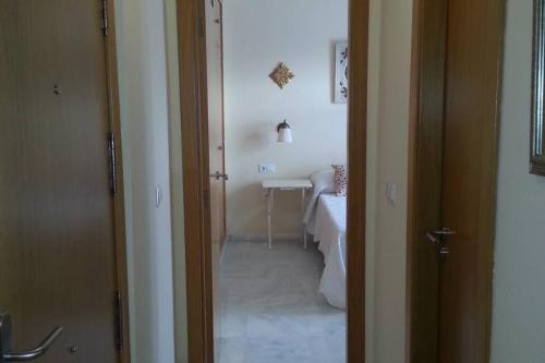 塞维利亚Apartamento clásico, cerca a Jardines de Murillo的一间带卫生间和水槽的浴室